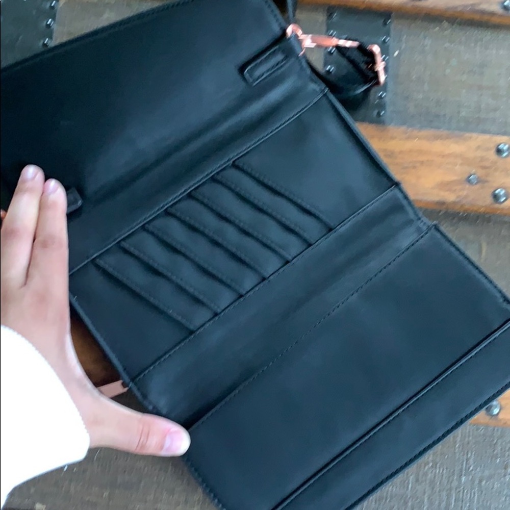 Canary & Co VIP Pouch - Picture 3 of 6